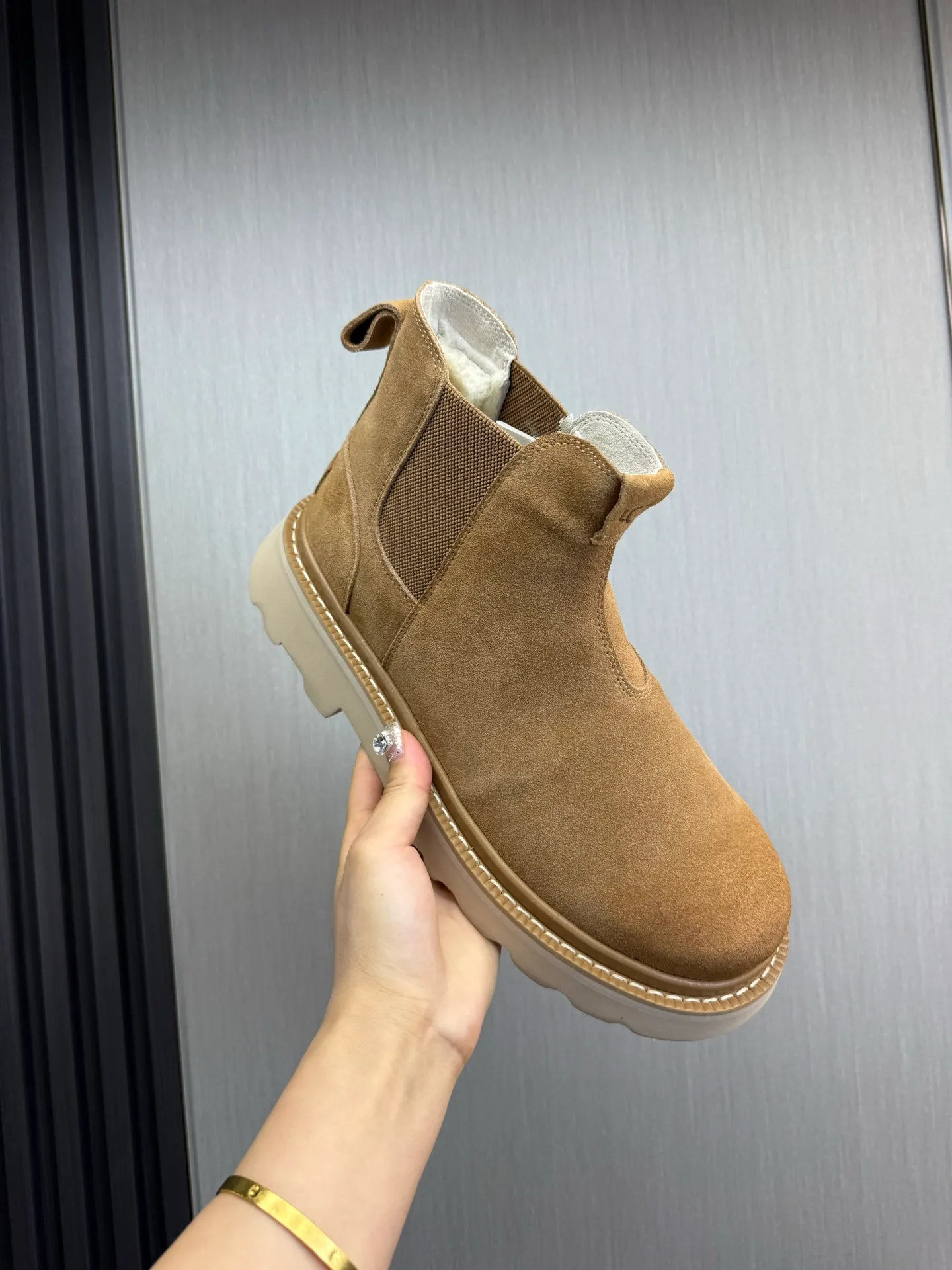 Men's shoes 💰600💰 New UGG fur integrated men's simple and fashionable snow boots. The most worth buying at the end of this year are warm casual shoes. Whether you are out and about at home, their comfortable and warm performance will be your most suitable fashion companion! The material is cowhide upper and imported wool is used inside. Warm and comfortable! The eva+ rubber patch outsole is cushioned, non-slip and wear-resistant, and has good elasticity. It is light and wear-resistant, comfortable and soft, and the new simple cut is more fashionable. It has both practicality and fashion sense, so you no longer have to worry about how to match it in winter, while still maintaining your fashionable taste. High-quality genuine wool. Look at the details for the material! Size: 39-40-41-42-43-44-44 sneaker size